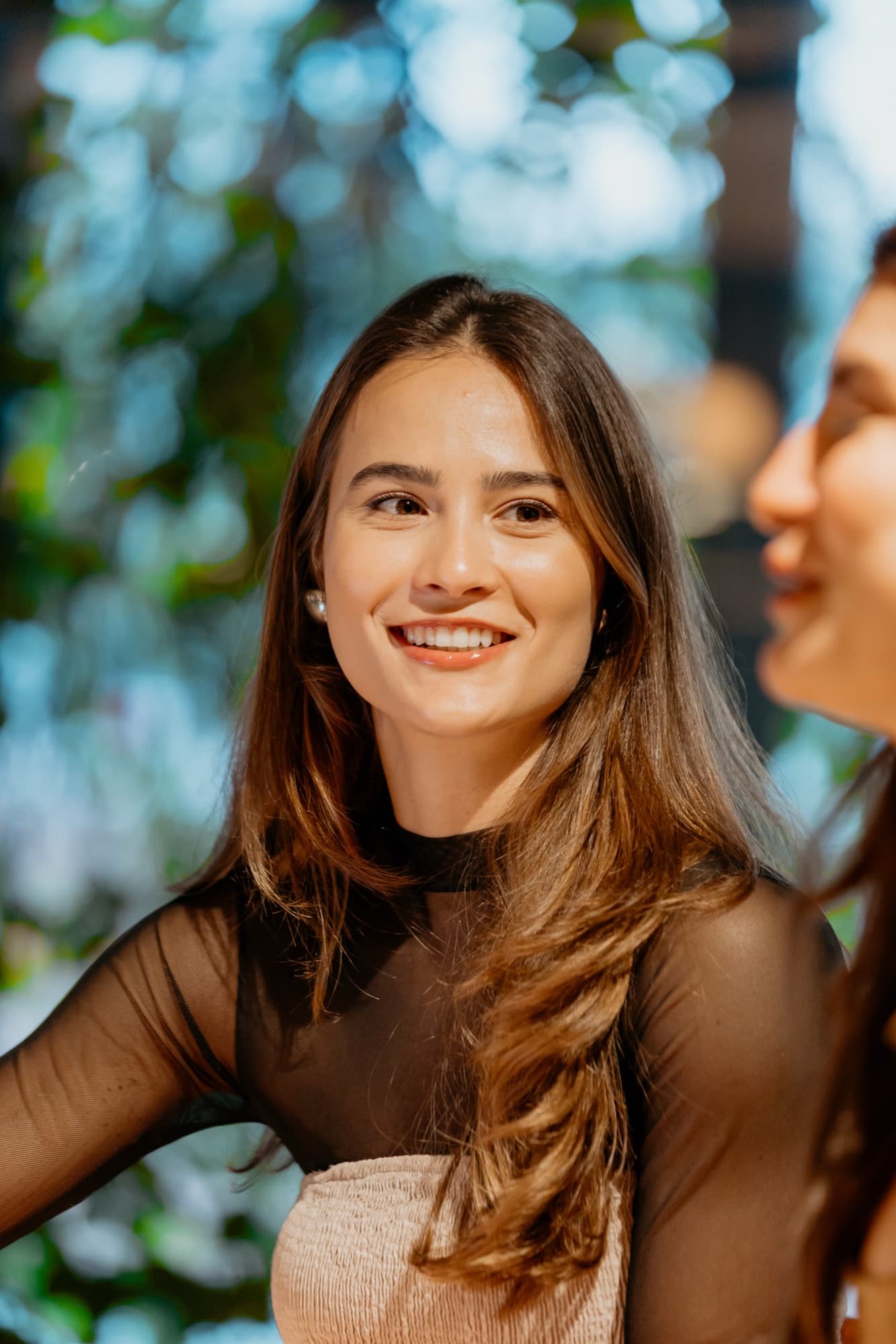Mariana Magon sorrindo em uma conversa