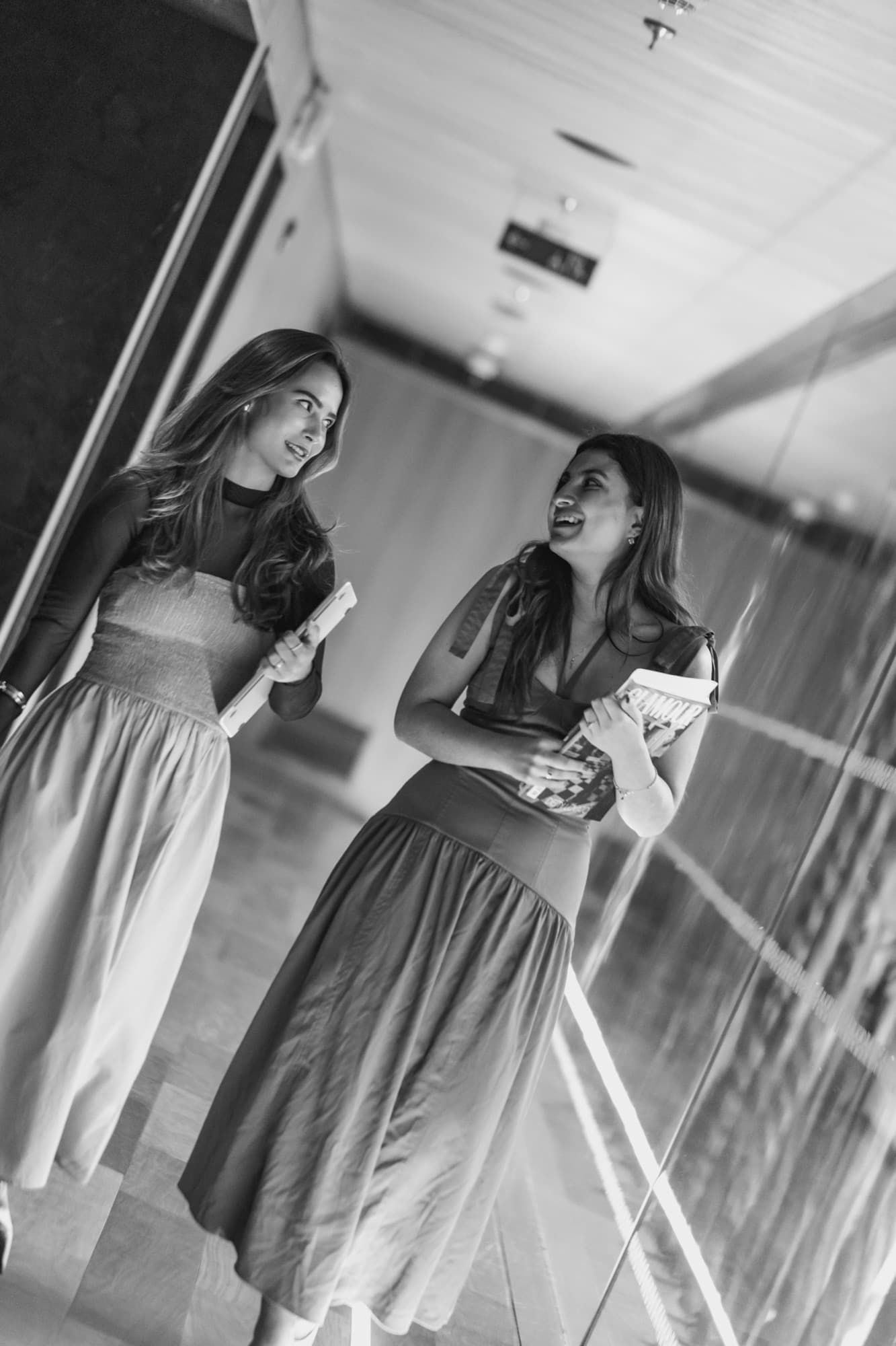 As fundadoras caminhando juntas, em preto e branco