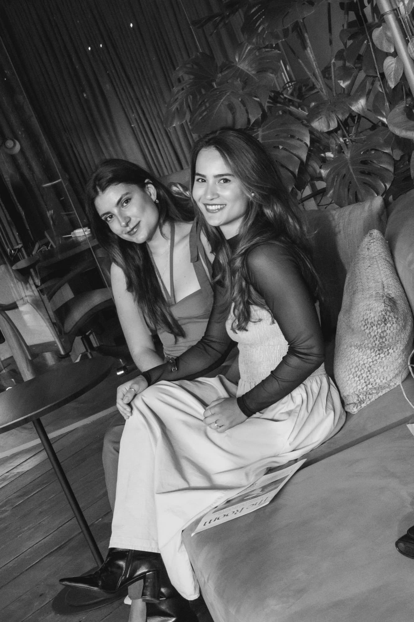 Mariana Magon e Vitória Monteiro, em preto e branco