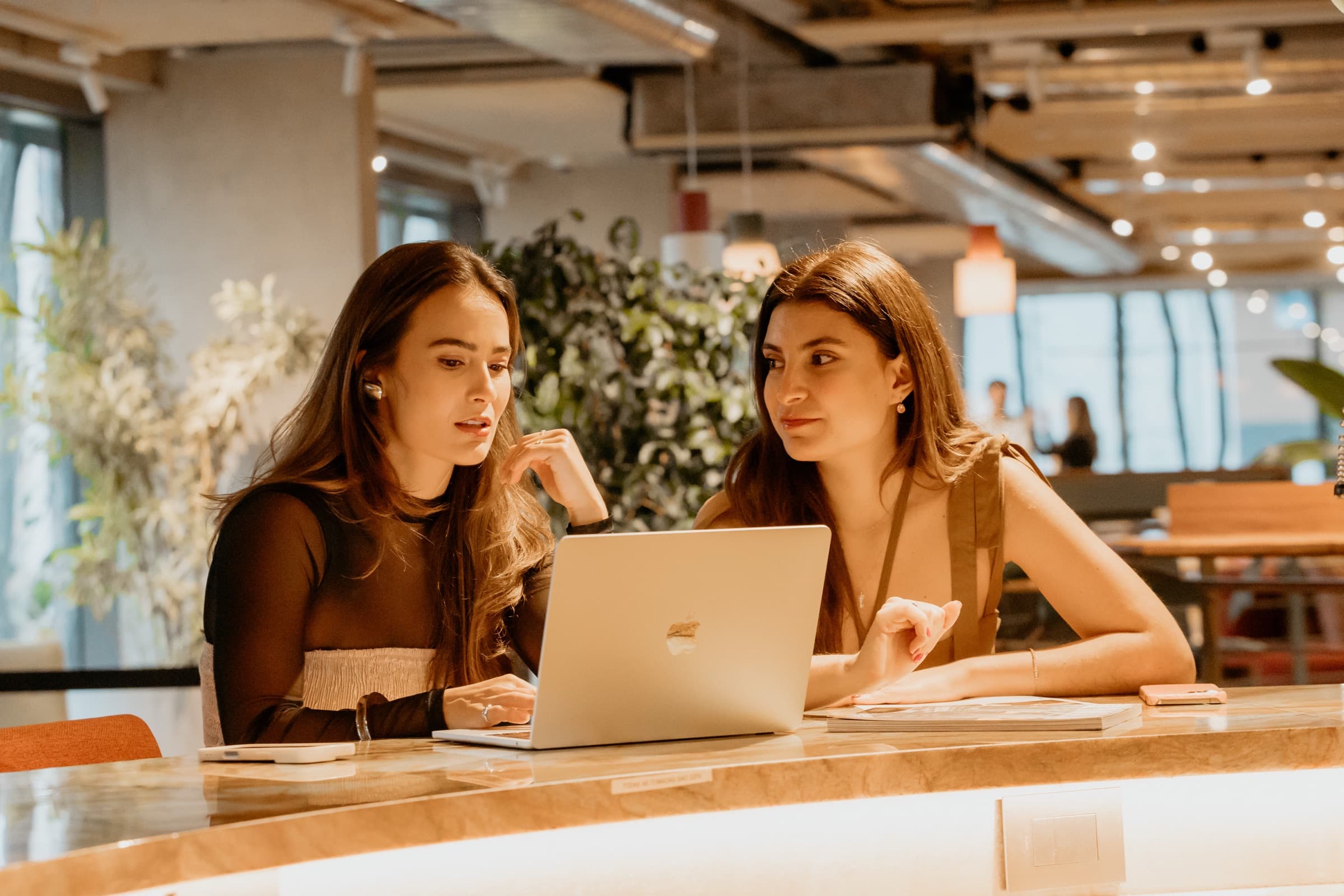 Mariana e Vitória diante de um notebook